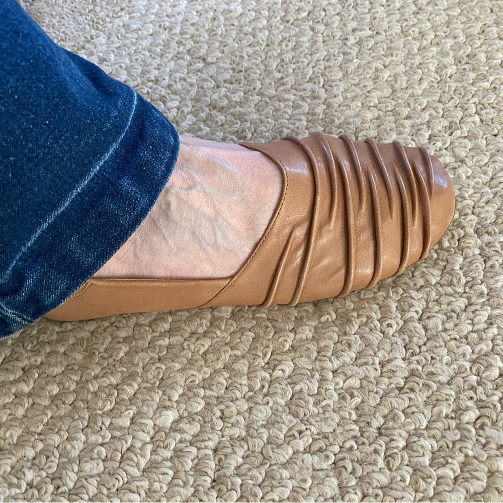 Chocolat Blu Ruched Tan Ballet Flat Soft Ruched Leather Upper Rounded Toe. 8.5